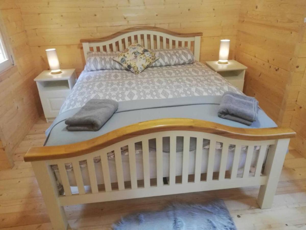 Stunning Log Cabin On The Lake Portroe Kültér fotó